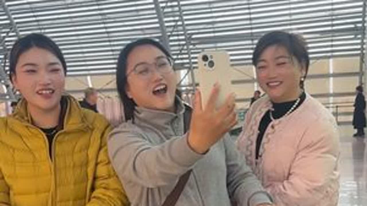 幸福就是不管自己多大，在妈妈眼里我们都是孩子，外面的大鱼大肉再好，也比不上妈妈做的美味，家人们冬至了记得吃饺子#我的乡村生活 #家庭