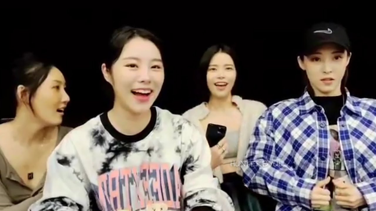 MoonSun feat Mememoo on Vlive , gay for Moonbyul