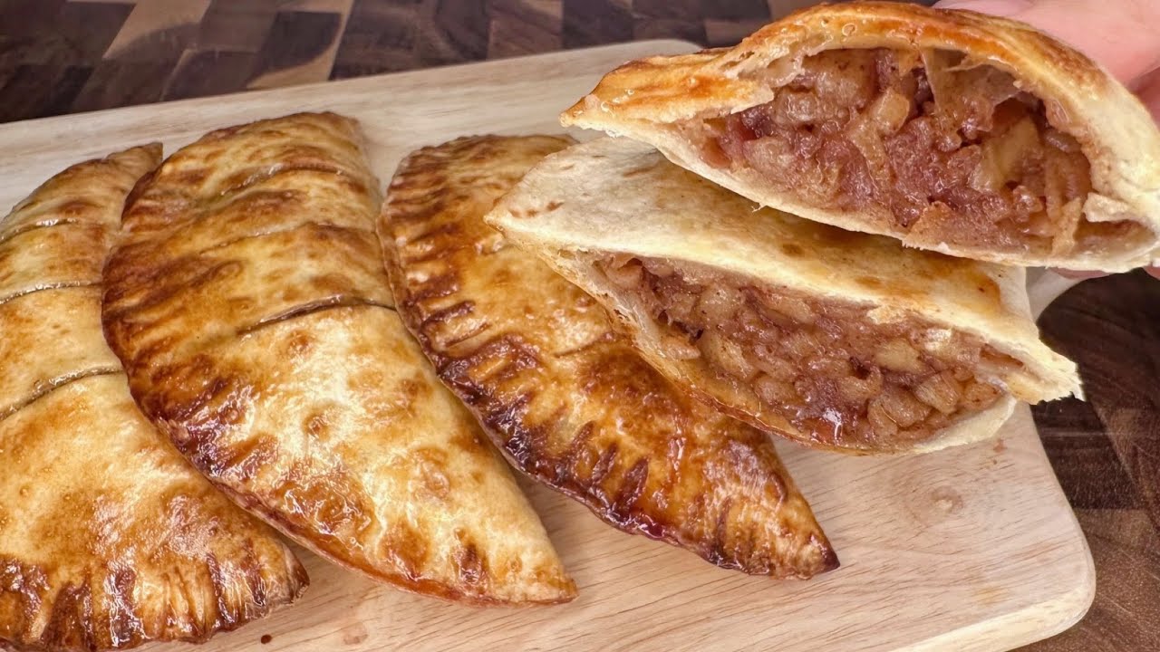 Super Delicious and Easy Baked Apple Pie - Simple & Delicious!