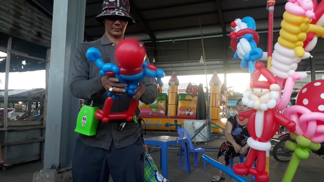 Nghệ nhân tạo hình bong bóng. Super Man, Doraemon, Ông già Noel.