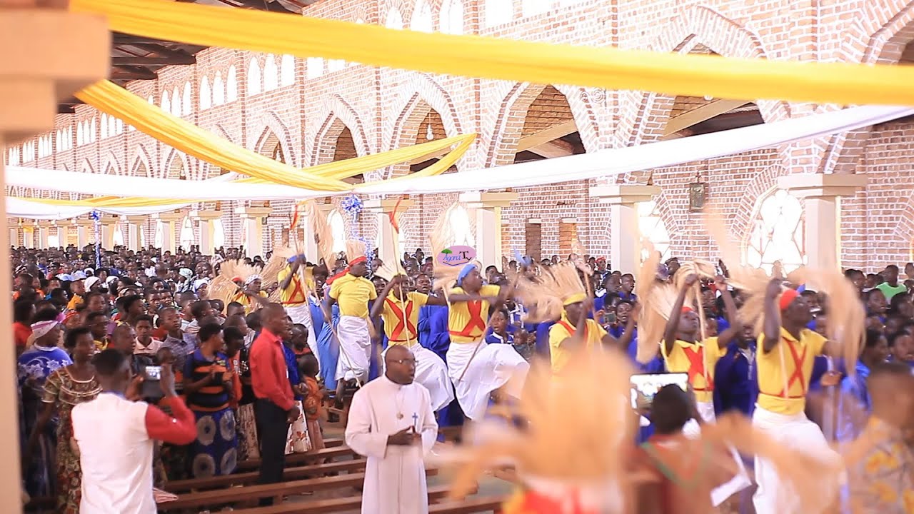 Cérémonie de réouverture de l'église de la Paroisse Busiga après des dommages causés par des pluies