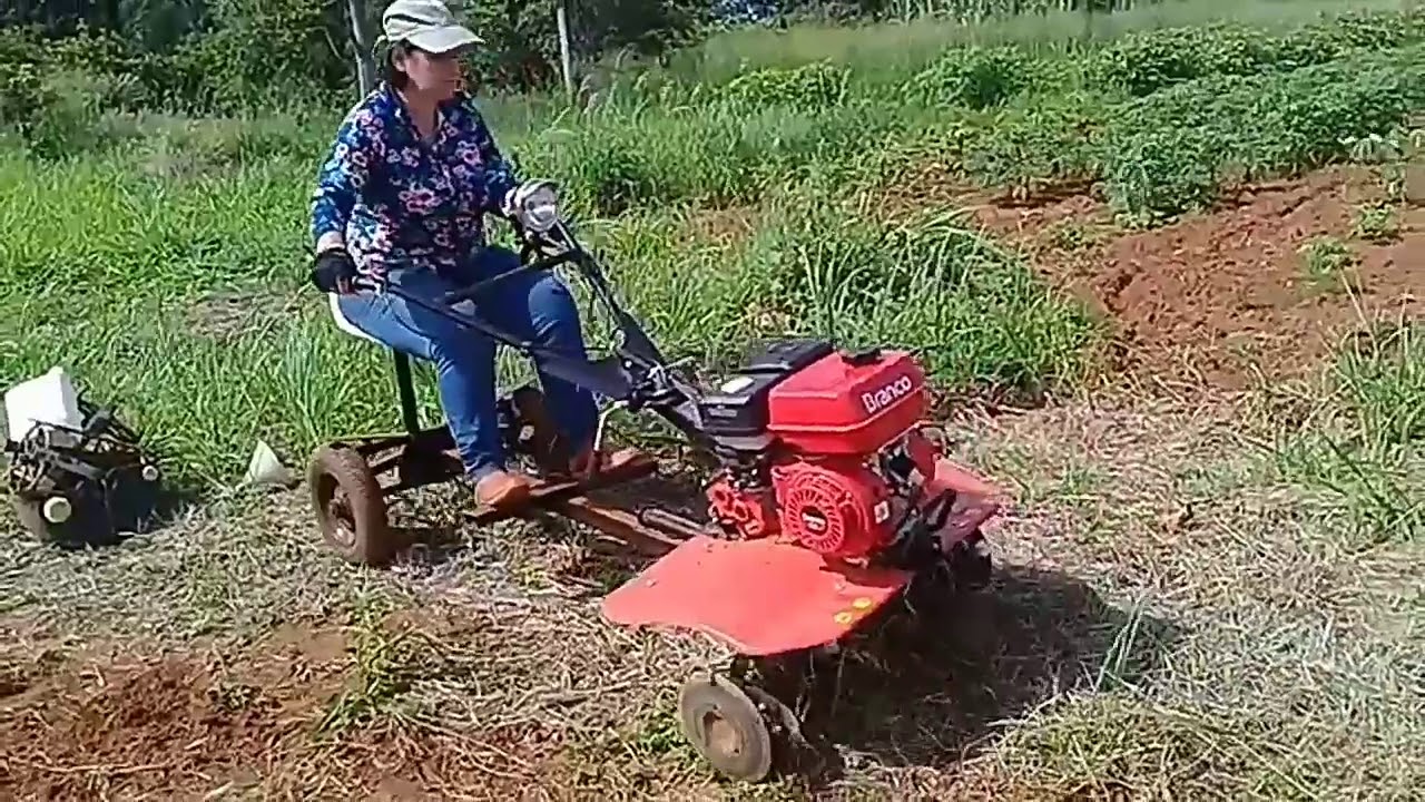 Testando tratorito com quatro rodas, para usar meia lua atrás