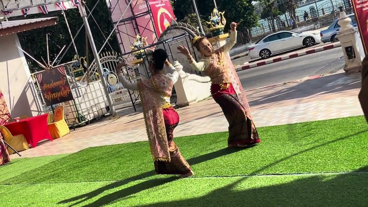 รำบวงสรวงน้อมส่งเสด็จพระบรมสารีริกธาตุ  ณ วัดกลางขอนแก่น