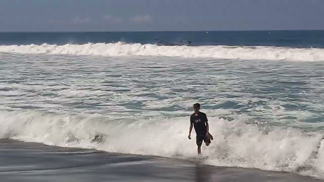 Pendaratan kapal pencari ikan di pantai dewa ruci