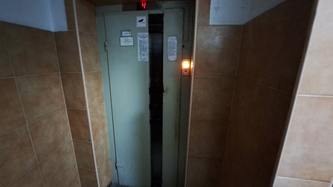 Old IFMA traction elevator @ Str. Baciului 5, bl.9, sc.A, Ferentari, Bucharest, RO