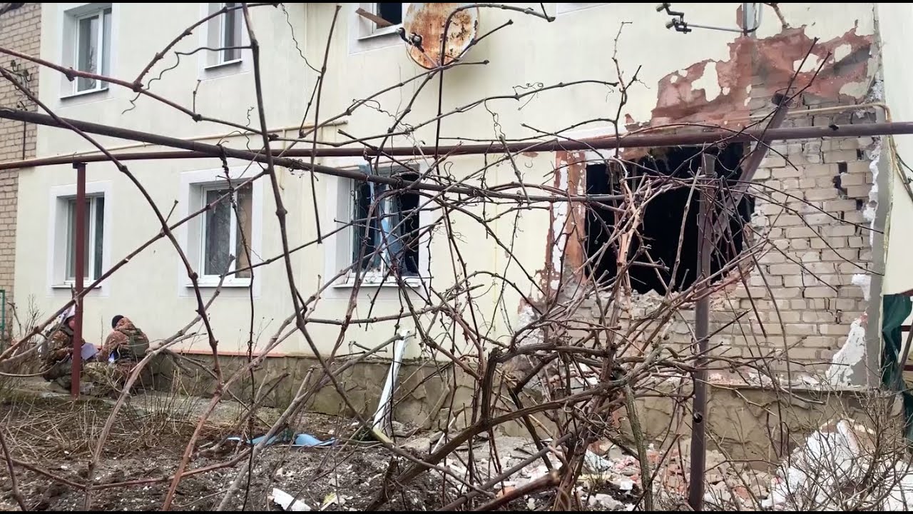 Репортаж из обстрелянного c сепаратистами украинского села Новолуганское. Специально для Delfi