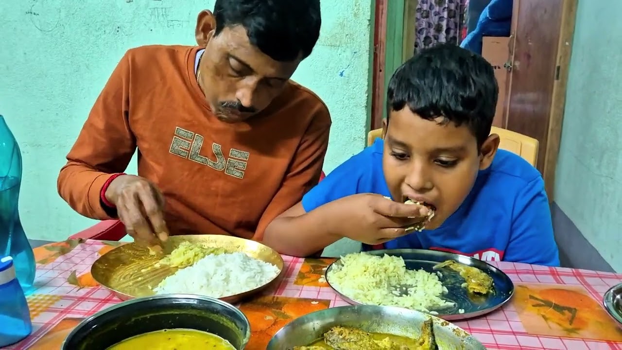 কেমন করে খাচ্ছে রে বাবা