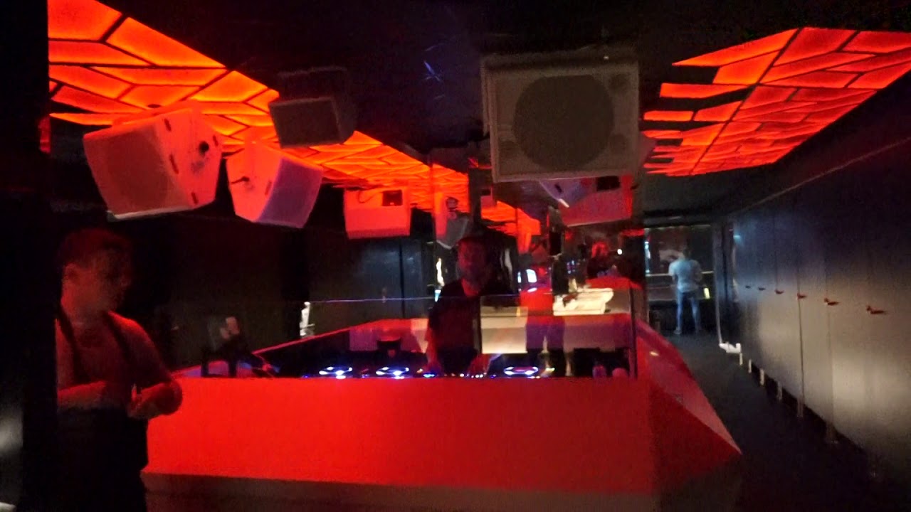 Hi Ibiza 2018 Unisex Toilette mit DJ