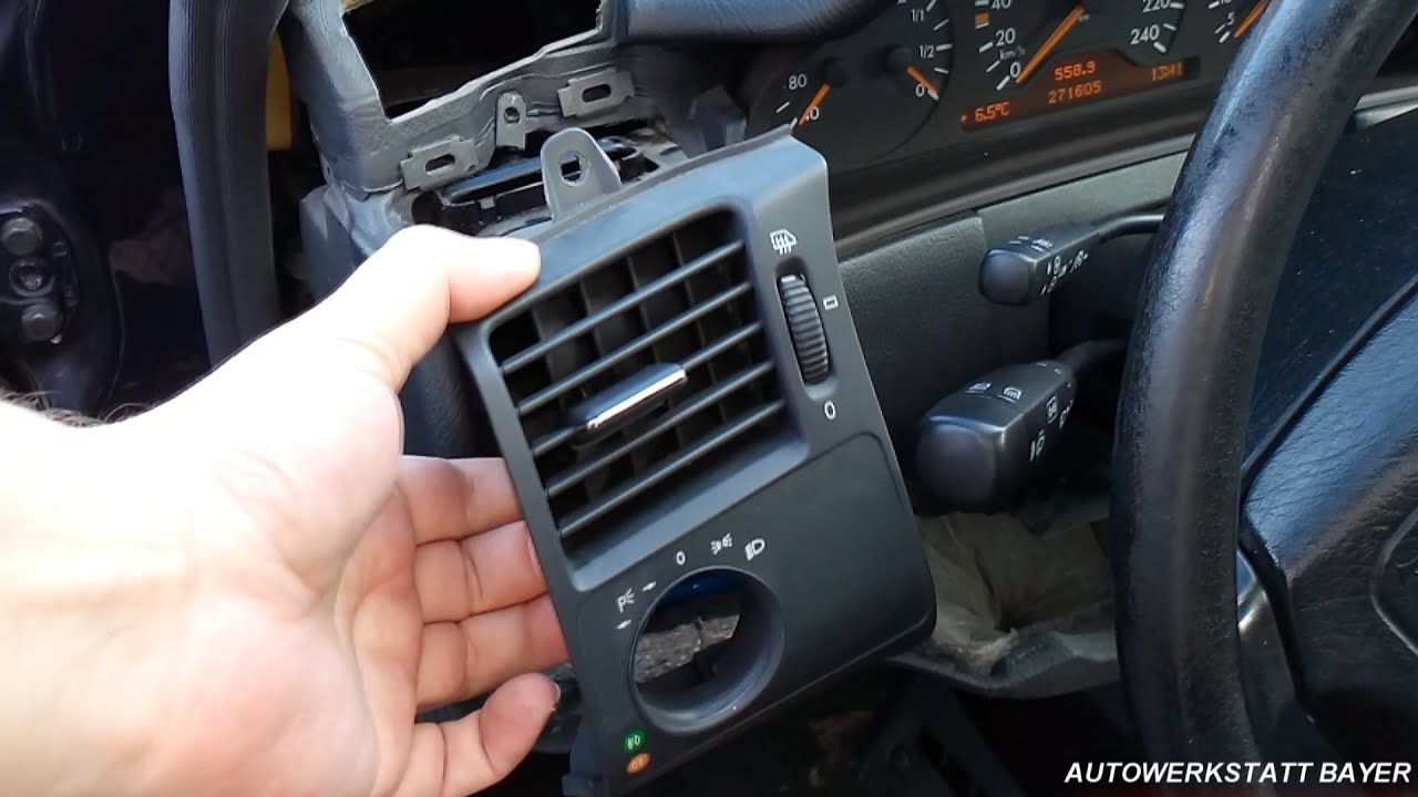 Замена лампы колёсика воздуховода со стороны водителя Mercedes W210