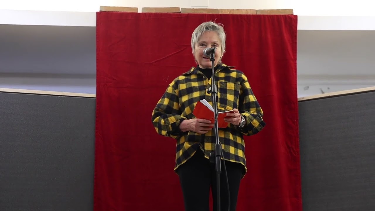 Mariangela Gualtieri emoziona: la poetessa legge le poesie per San Valentino alle cucine popolari