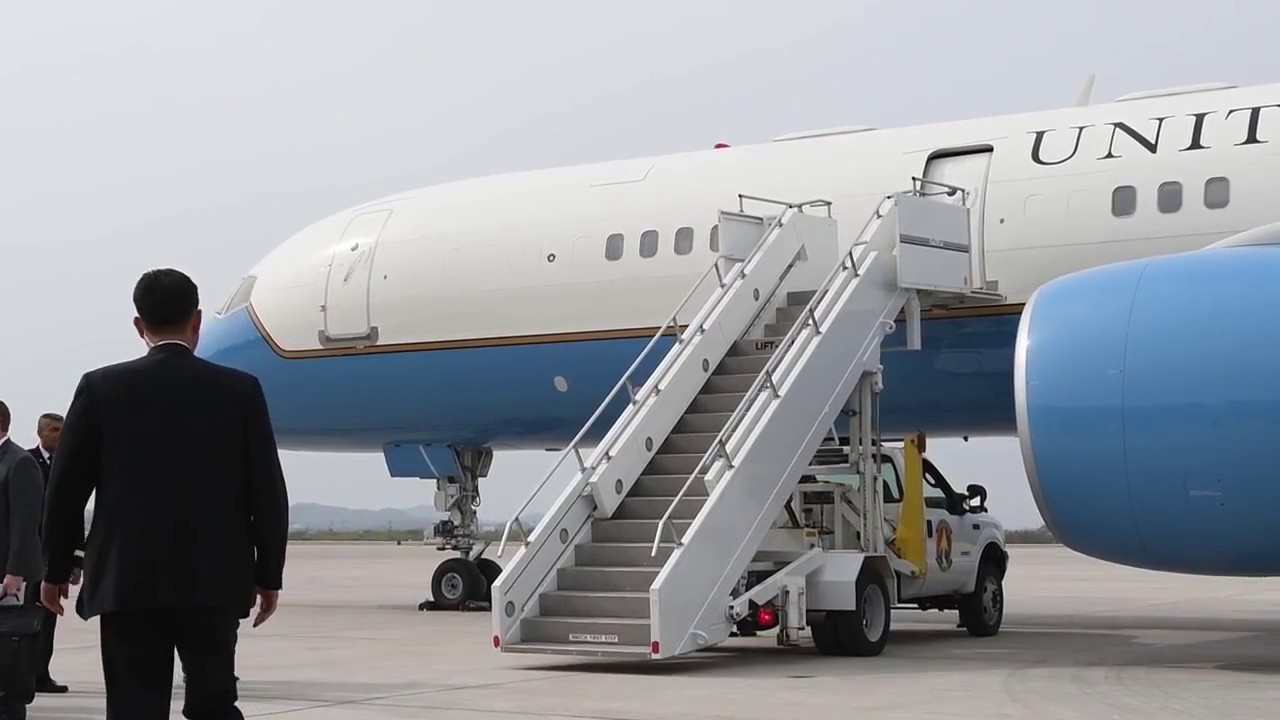 VPOTUS Lands at Osan Air Base