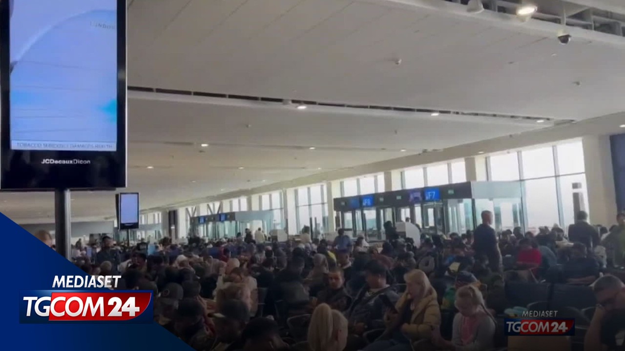 Dubai, quasi 23mila gli italiani bloccati per la chiusura dello spazio aereo