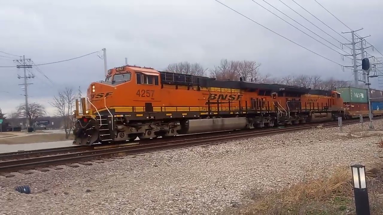 BNSF 4257 leads SPMSTL eastbound in Oakland MO 