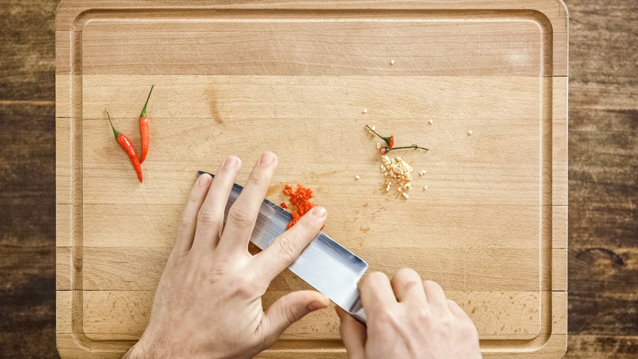 How-to: Deseeding and cutting chilli peppers | Practical tips | FOOBY
