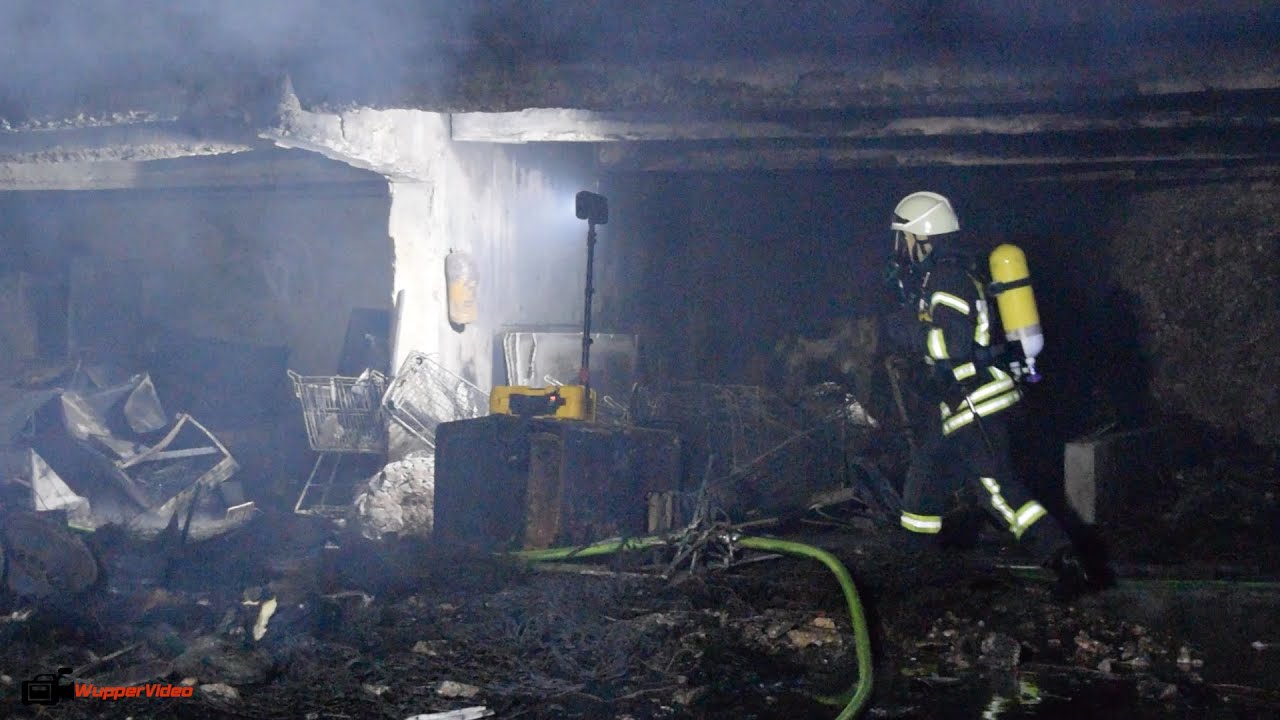 FEUER 3 - Großeinsatz am Kölnberg - Feuerwehr löscht Brand in Parkhaus | 24.03.2020
