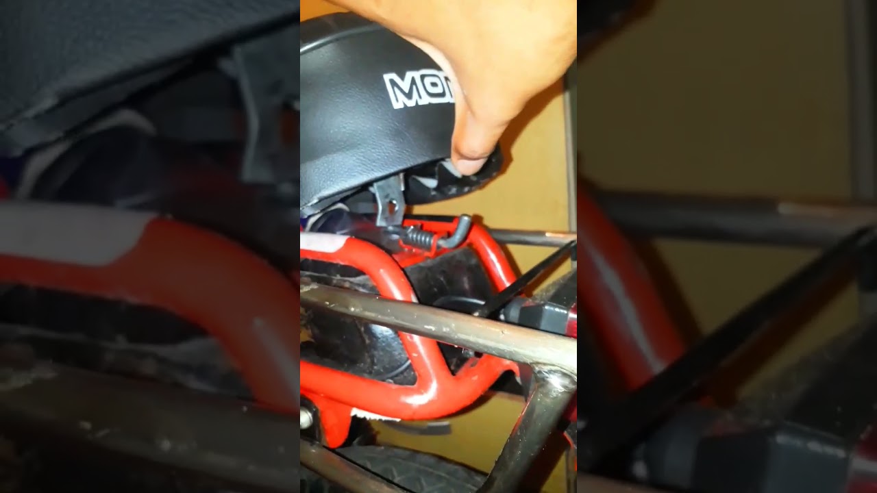 fechando o banco da mobilete Monark
