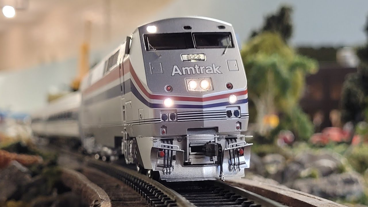 Athearn Amtrak Phase III P40 822 w/ Loksound!