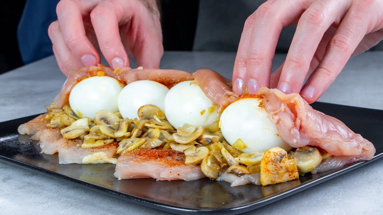 Украшение праздничного стола - рулет из куриной грудки с вареными яйцами!