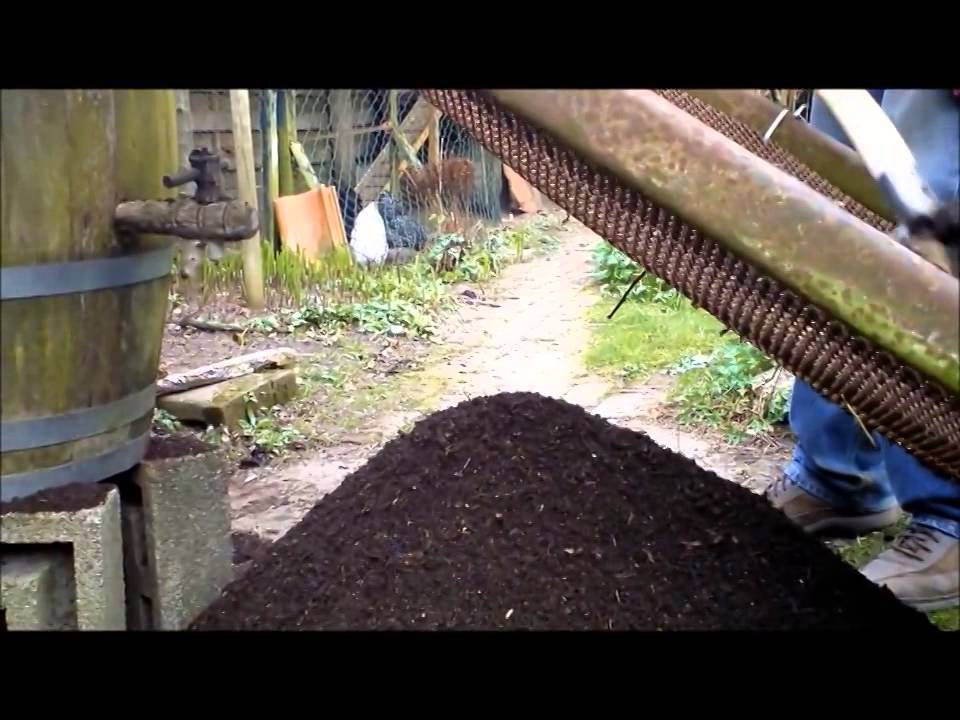 Composthoop omzetten en composteren wmv   YouTube