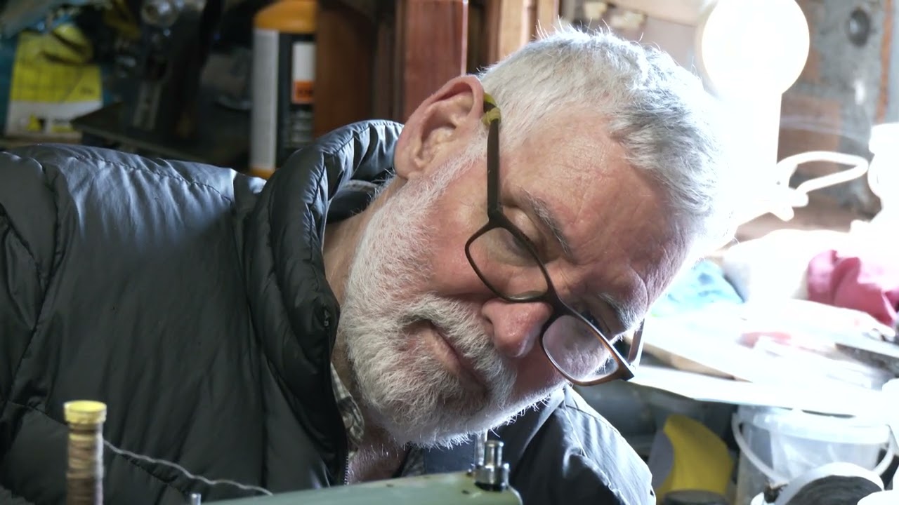 Jesús Carrera, coleccionista de máquinas de coser