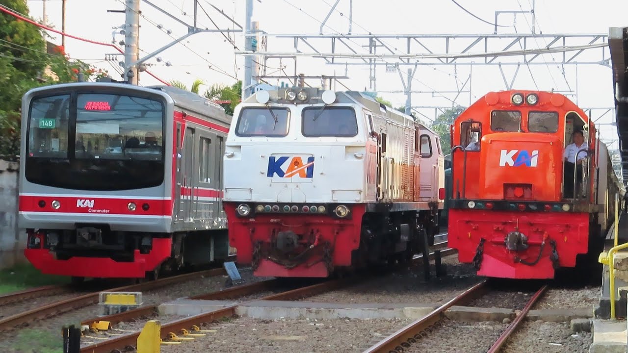 RAMAINYA KERETA API STASIUN JAKARTA AKHIR JANUARI 2025 ! Ada Lokomotif Livery RNB & Masinis Ramah !
