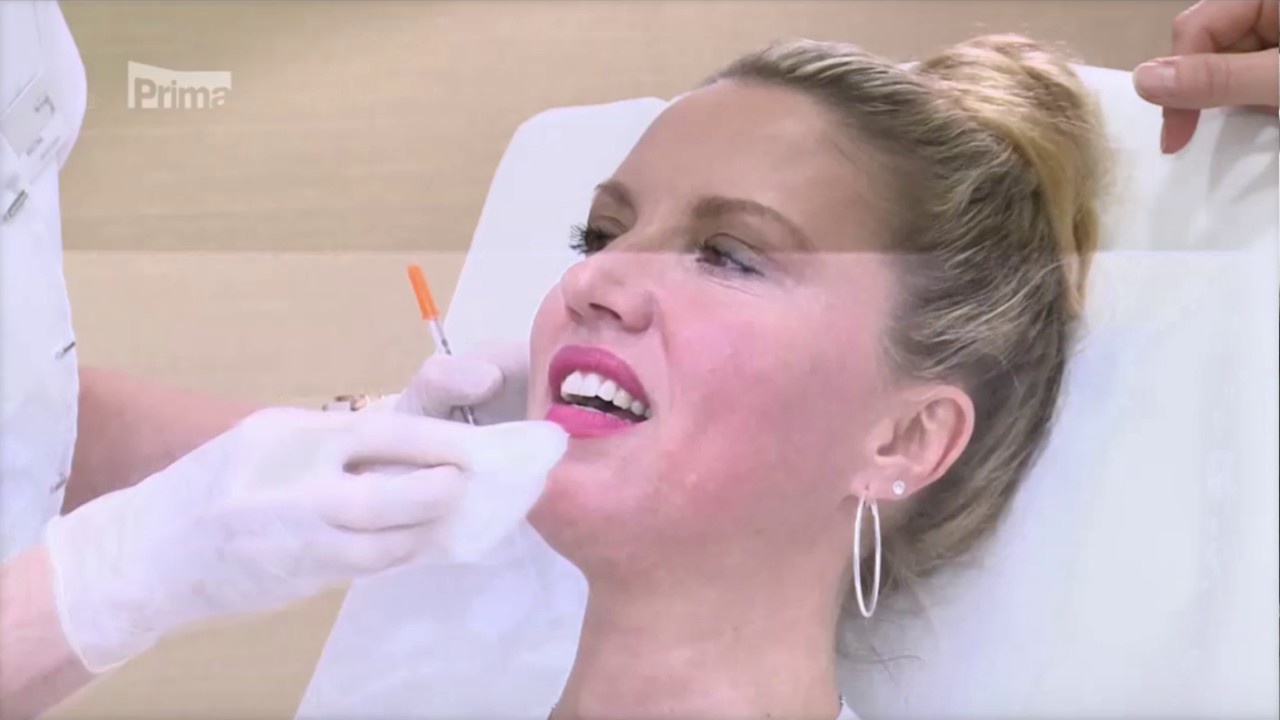 Simona Krainov&aacute; se sestrou na mezonit&iacute;ch na Klinice YES VISAGE