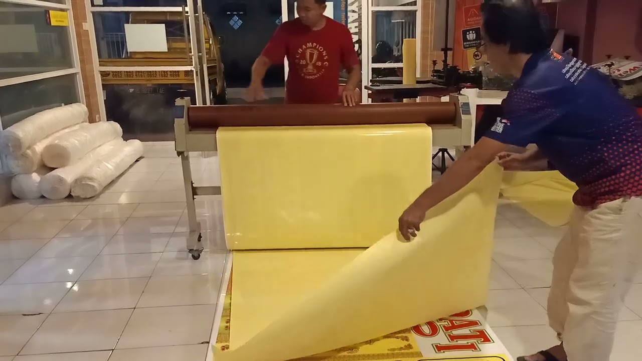 cara laminating stiker ukuran besar dgn mesin manual
