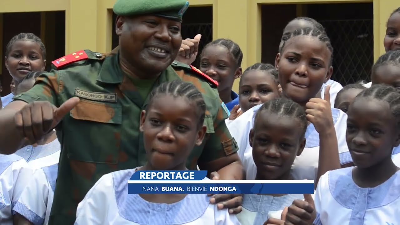 LE GÉNÉRAL KASONGO KABWIK A REMIS 1000 BANCS PUPITRES À L'ÉCOLE BOBOTO ET BOSANGANI 