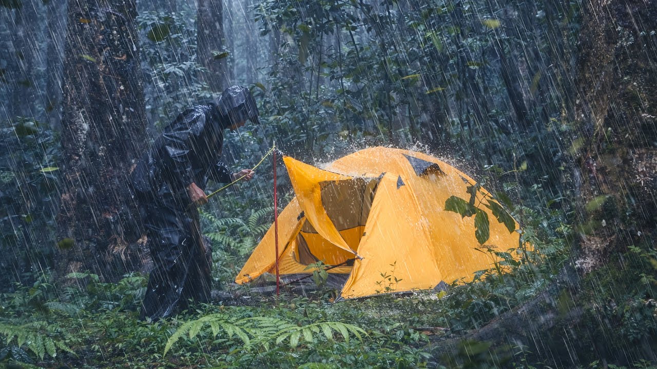 CAMPING IN THE HEAVY RAIN ☔PITTING UP MY LITTLE TENT IN THE HEAVY RAIN🌧RELAXING RAIN CAMPING || ASMR