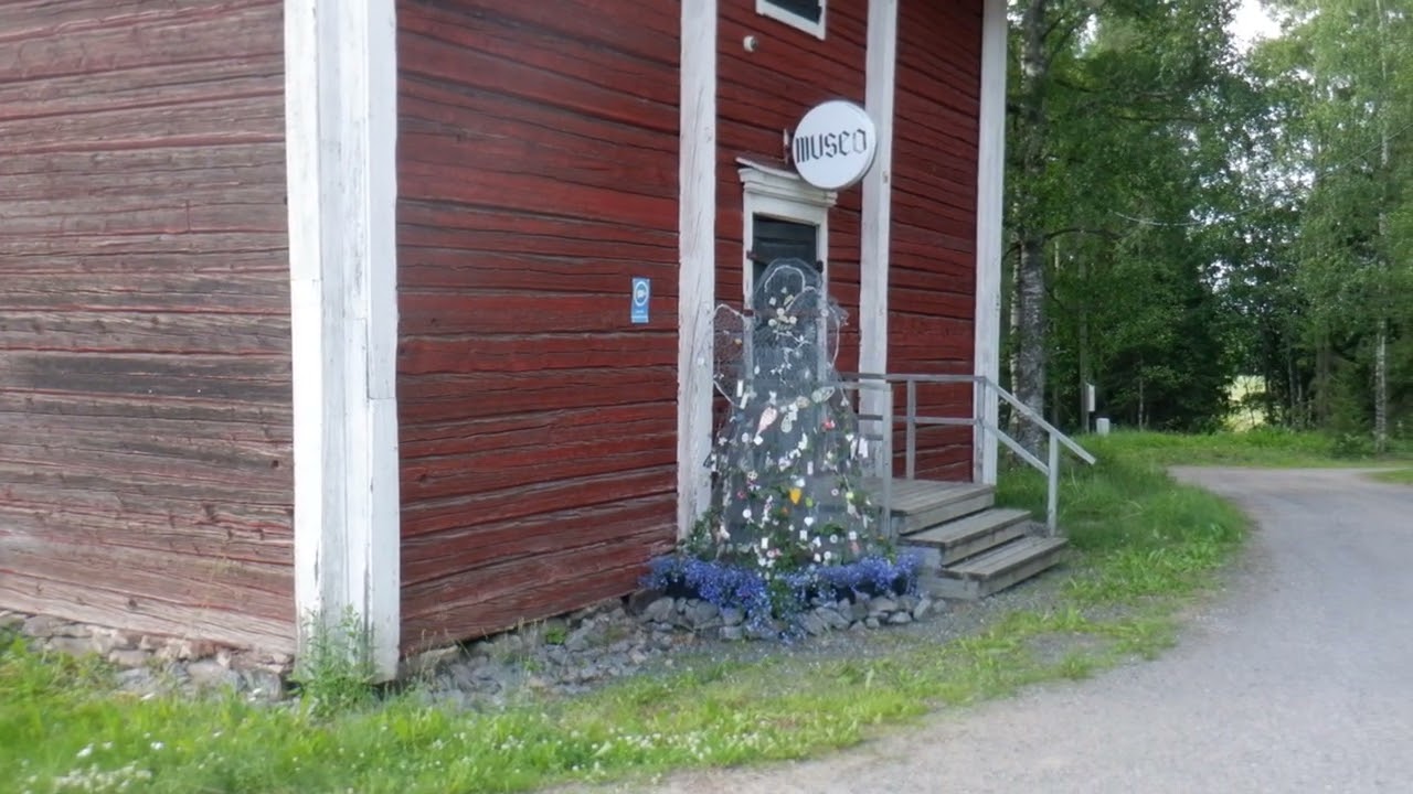Kokoonntumis paikka nuorisolle 1980 luvulla pys&auml;kki ja ilmoitustaulu....