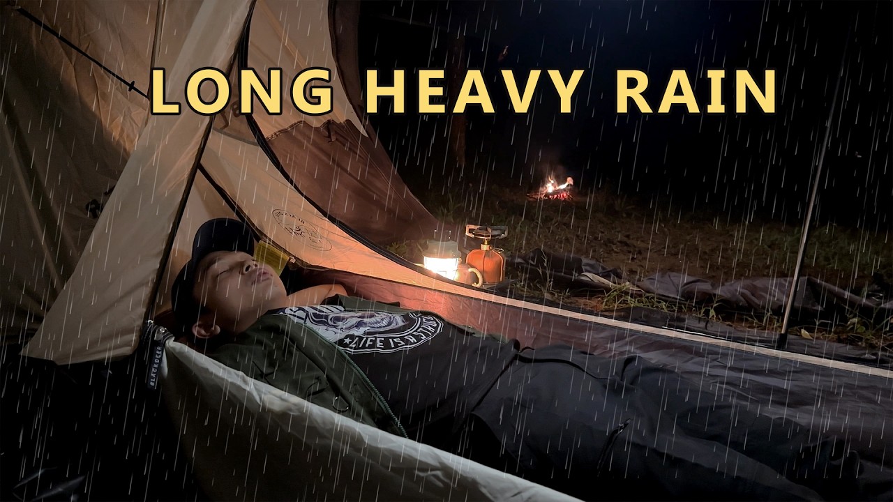 Relaksasi Solo Camping di Tengah Hujan Deras 🌧️ | Suara Hujan Di hutan, Api Unggun