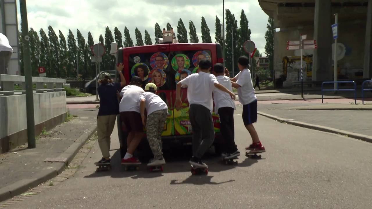 De Jeugdjournaalbus gaat op skatekamp