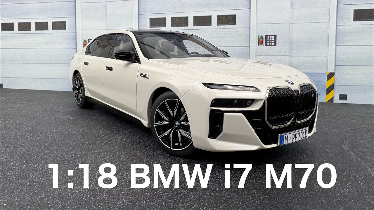 Модель автомобиля BMW i7 M70 в масштабе 1:18 от Minichamps.