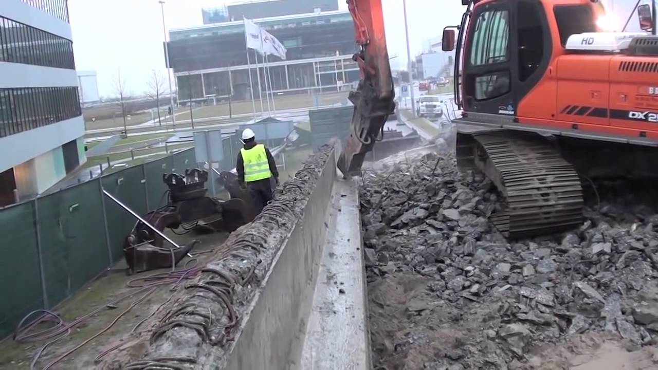 Lek Sloopwerken sloopt brug nabij luchthaven Schiphol