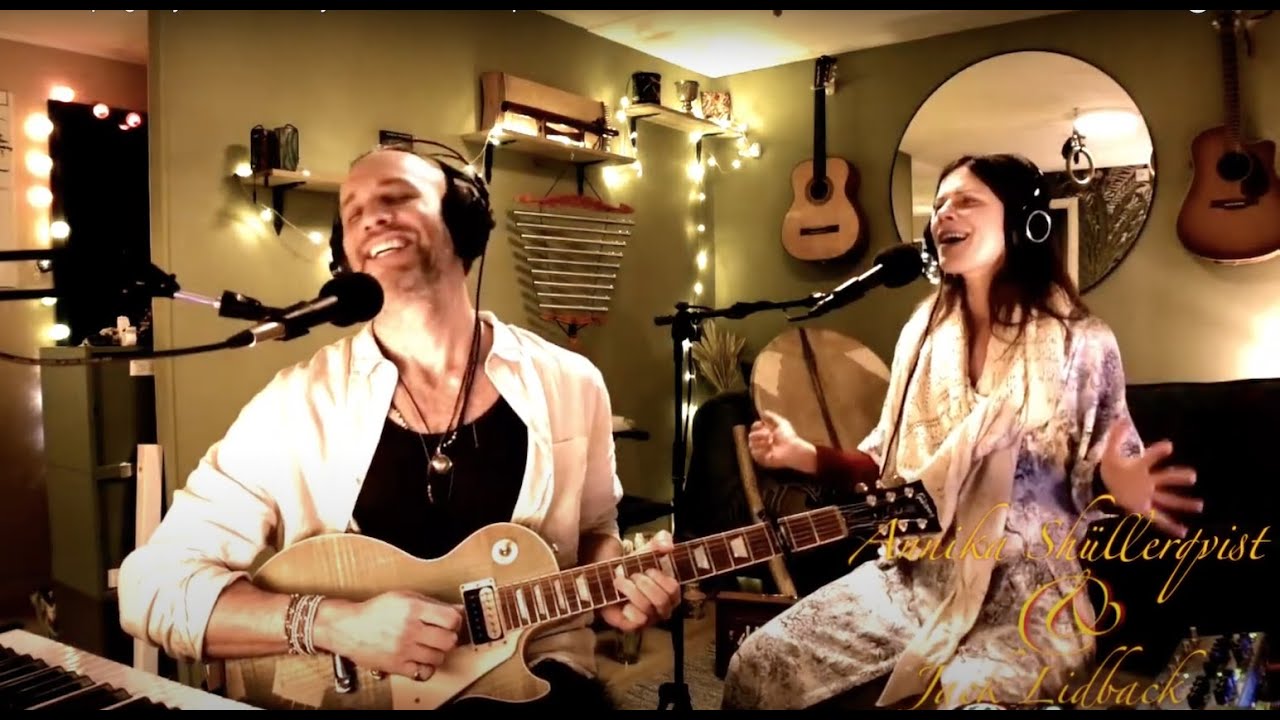 Live looping Gayatri Mantra by Annika Schüllerqvist & Jack Lidback