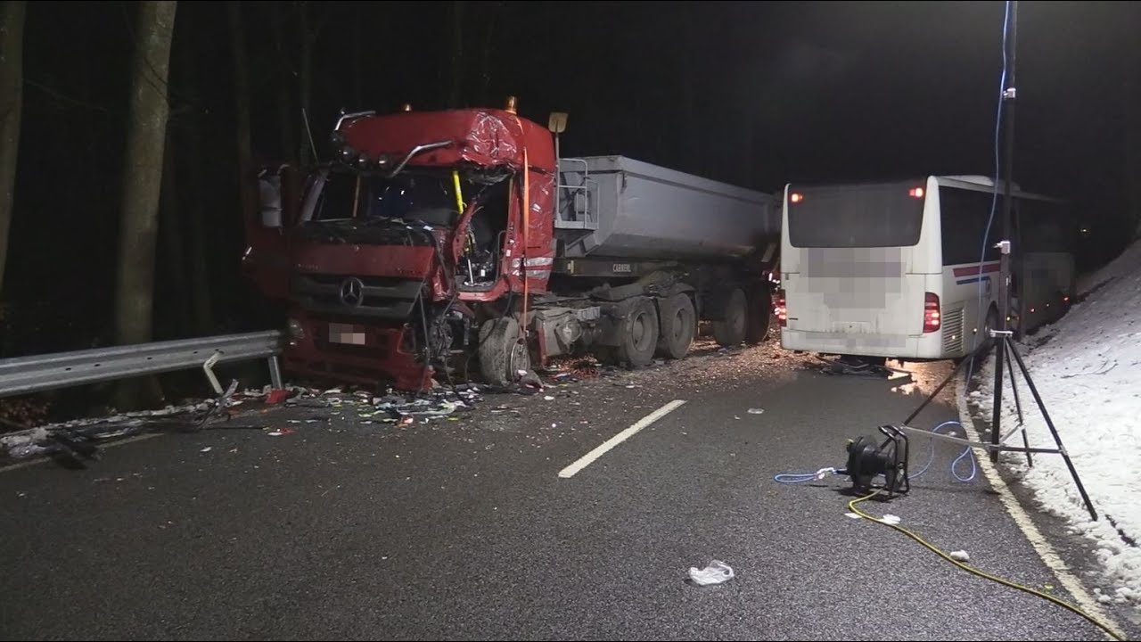 Schwerer Verkehrsunfall zwischen Lkw und Schulbus