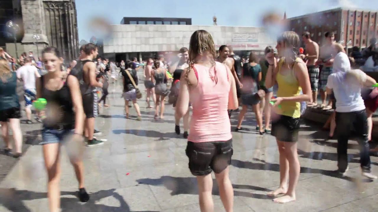 Wasserschlacht Flashmob 21.8.2010 Köln auf der Domplatte - Teil 1