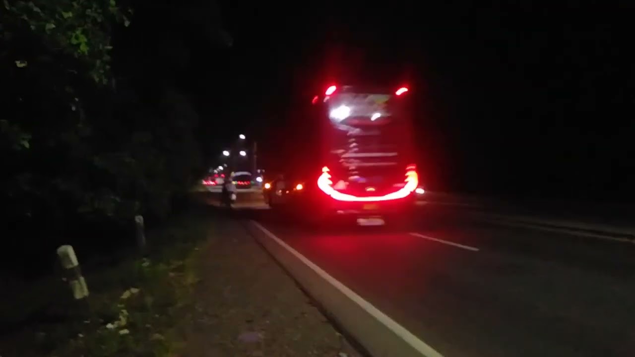 haduh.. tidak kelihatan bis apa ini yang lewat Suoss...