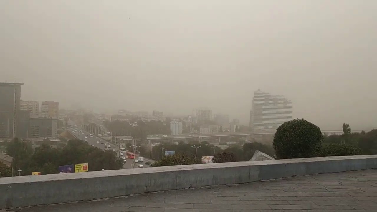 Пыльная буря в Ростове-на-Дону, на юге России. 2020г.