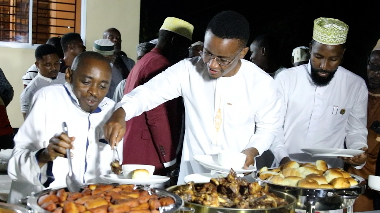 MINYAMA TU! ALLY KAMWE NA DC MAGOTI WAONGOZA IFTAR KILUVYA/WATOTO WAFURAHIA KUMWONA ALLY KAMWE