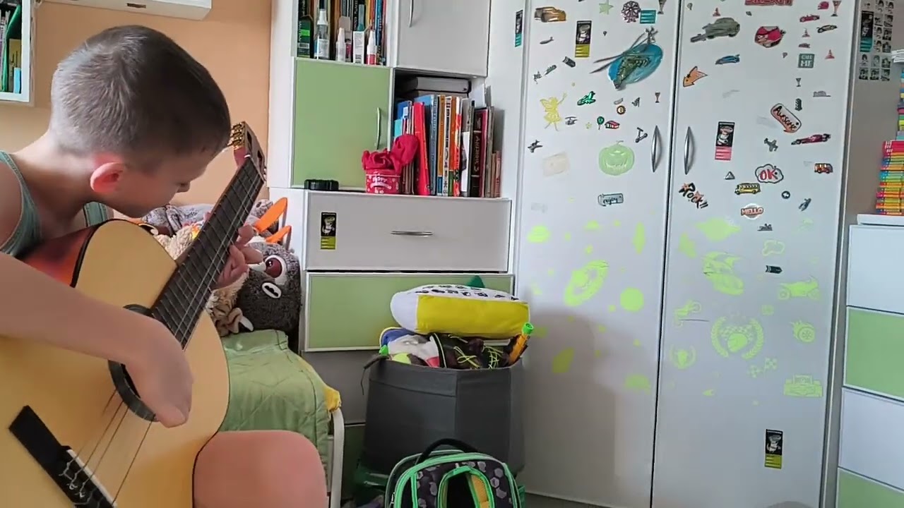 Костя играл на гитаре 🎸 песню «Твои прекрасные глаза ❤️👀» 🎵🎶🎼.