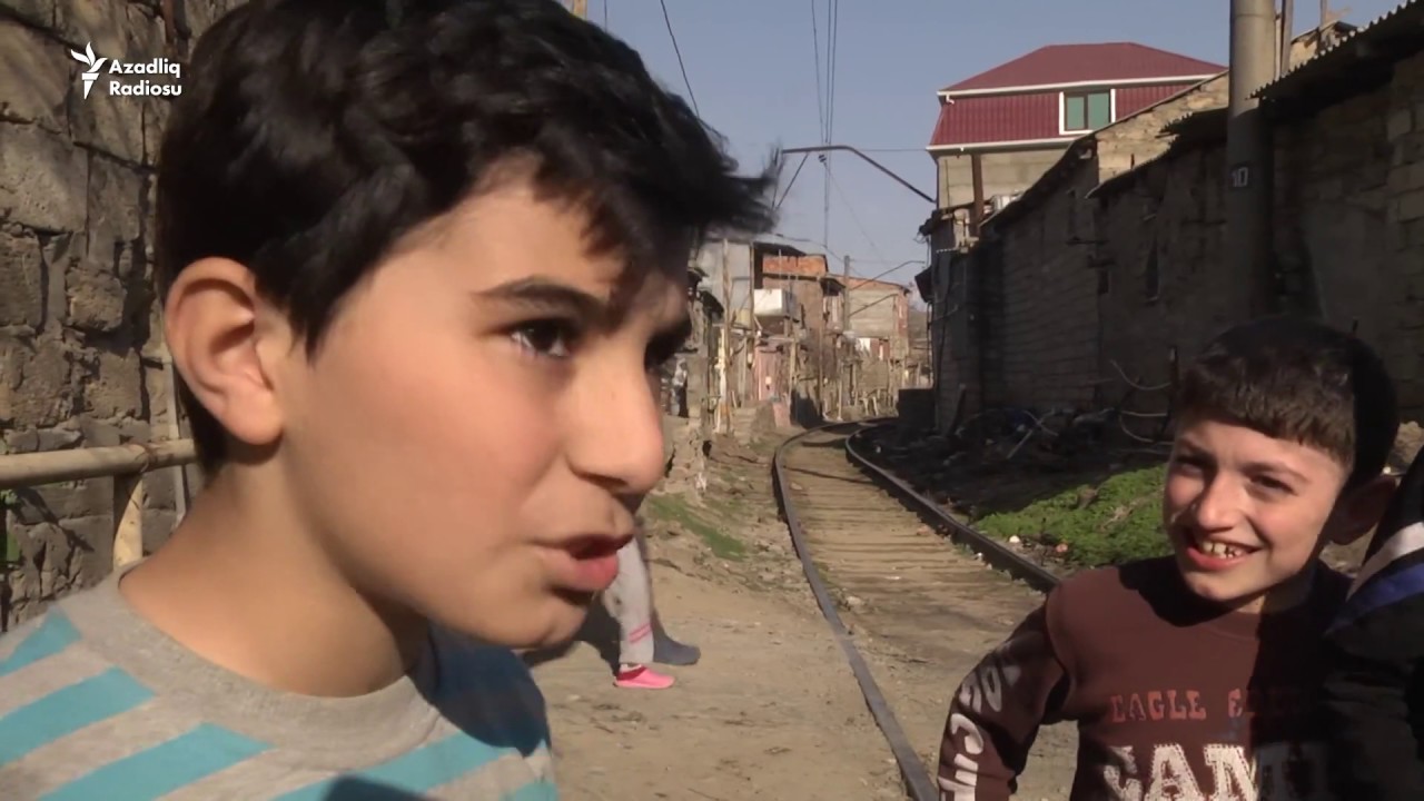 Bakıda qatar relslərinin bir addımlığında insan həyatı