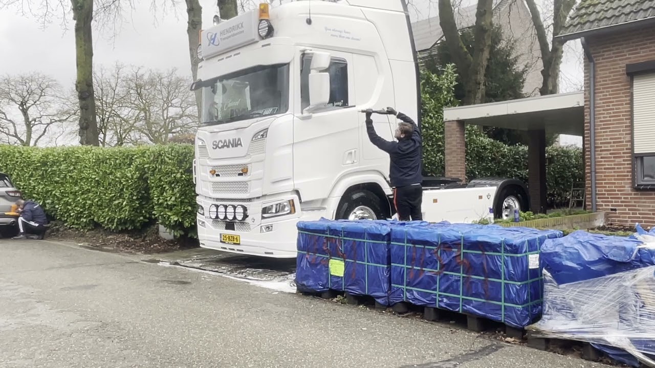 Detailing a Dirty Scania V8- exterior