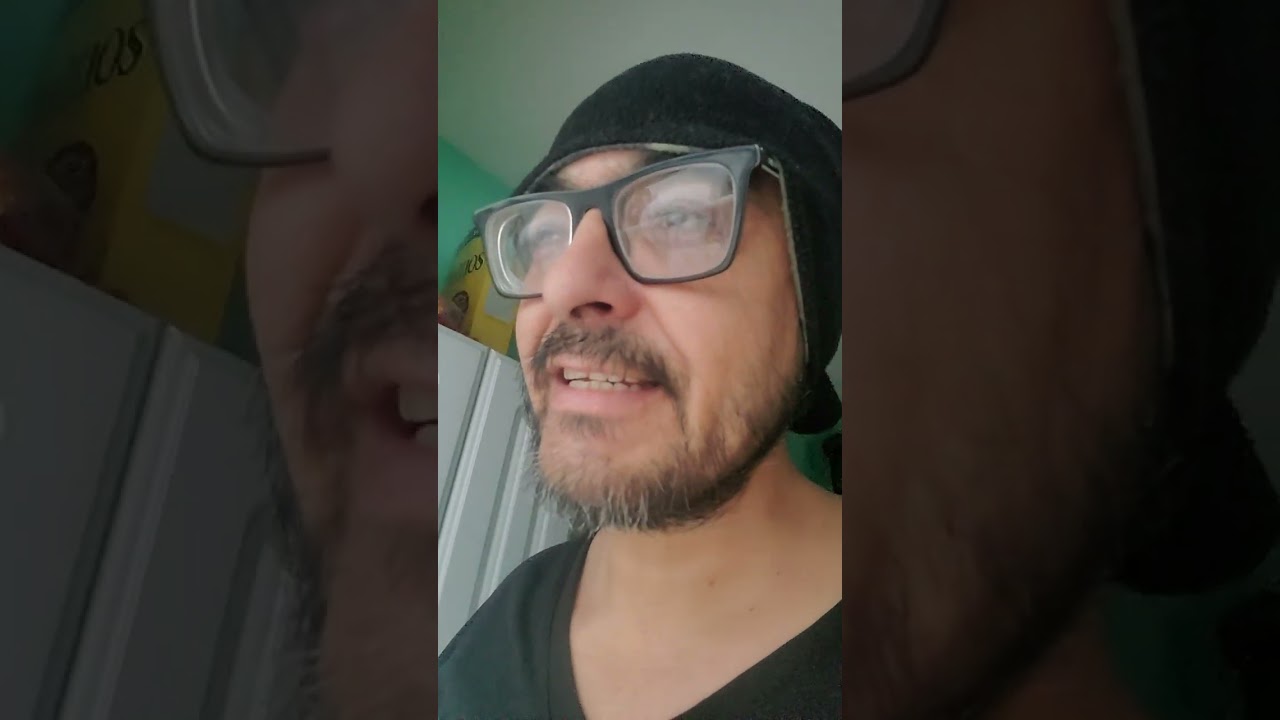 San charbelito y los listones de colores colgados