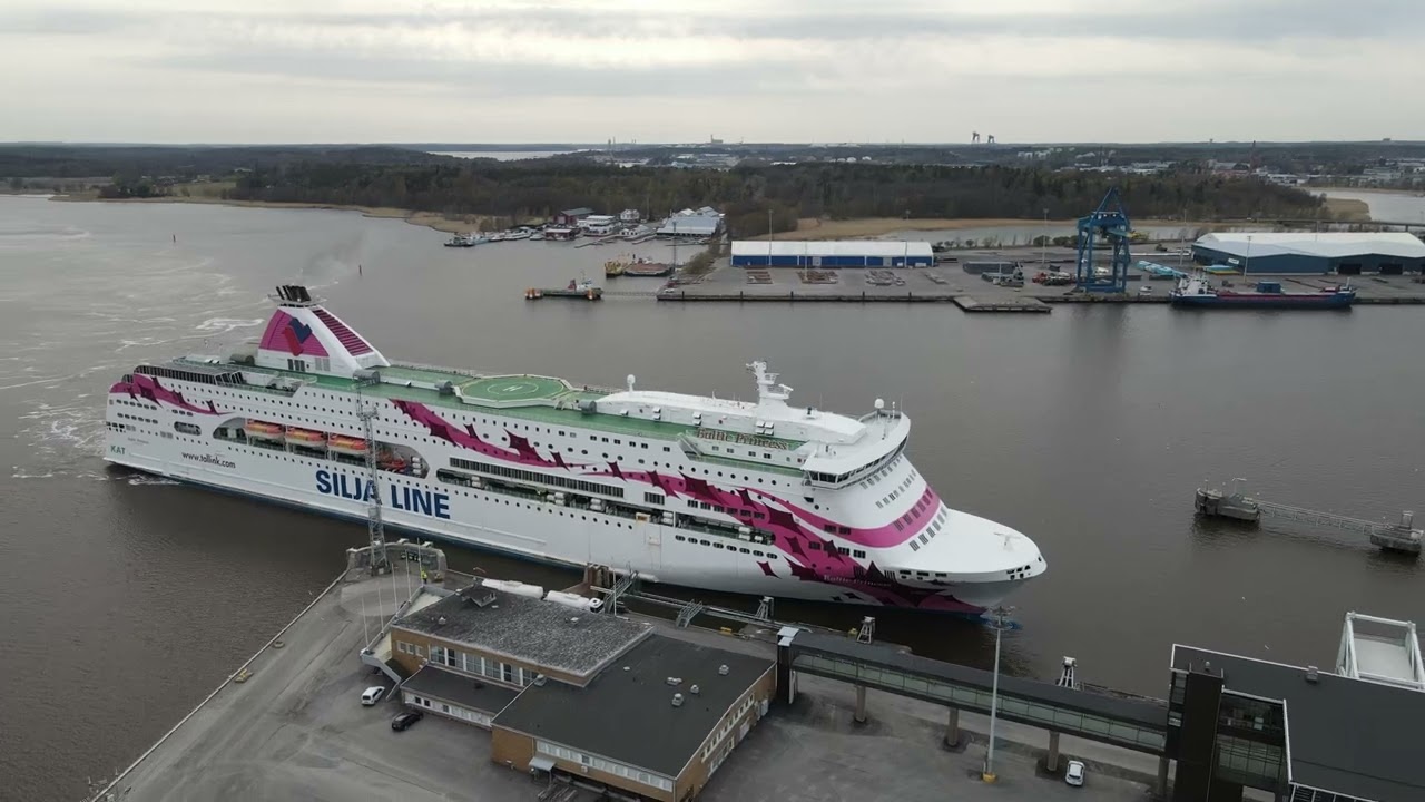 BALTIC PRINCESS & VIKING GLORY. PORT OF TURKU