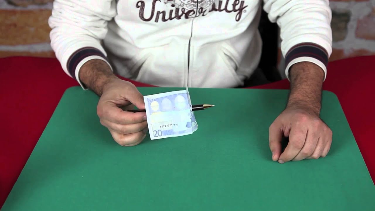 Penna attraverso la banconota laccata
