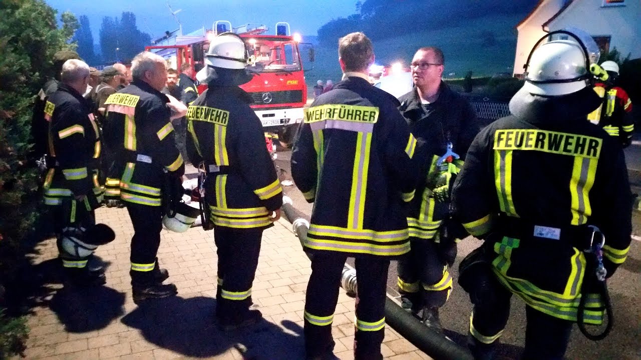 Wohnhausbrand Oberalba - Löschwasser knapp - Feuerwehr im Einsatz