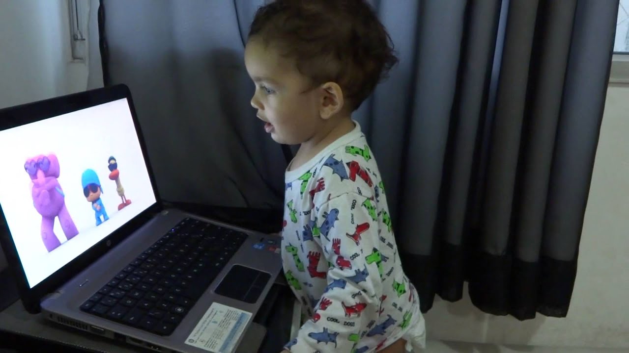 Eric dançando Pocoyo Gangnam Style