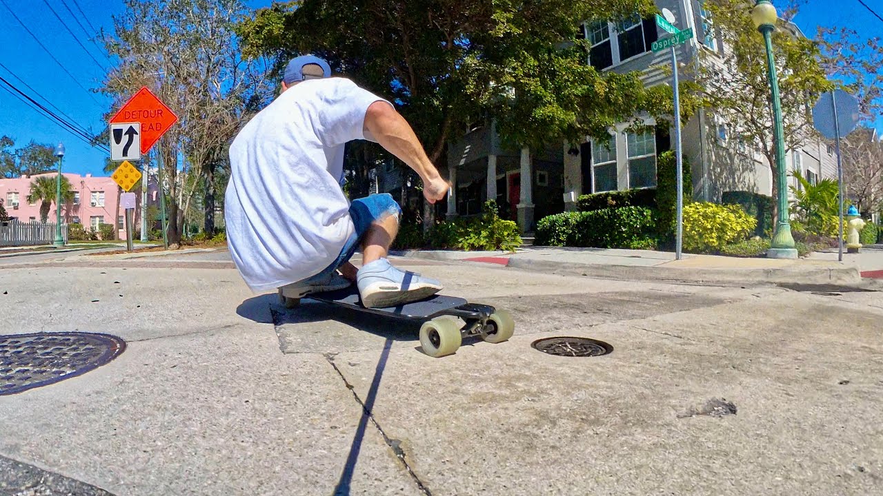 Chill street longboard run / Using urban environment as a skate playground