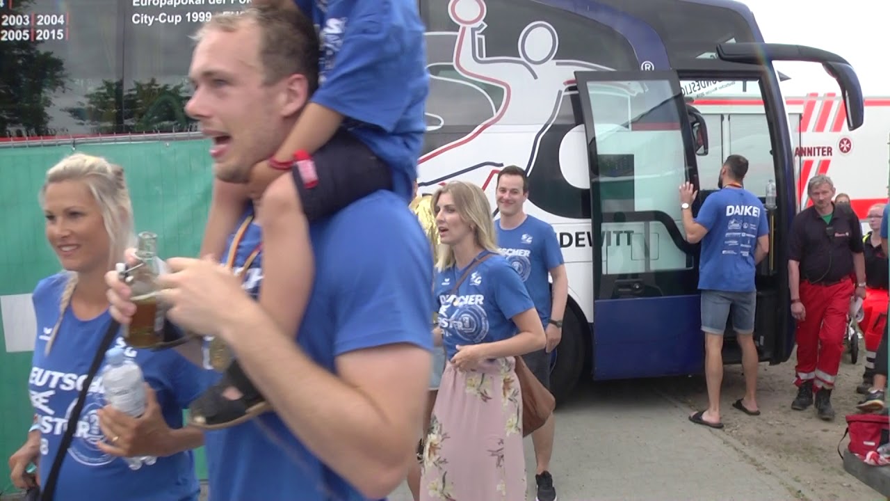 Die SG auf dem Weg zur Meisterfeier